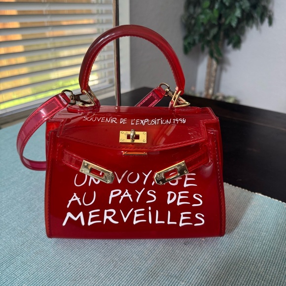 Un Voyage  Au Pays Des Merveilles Red Bag - Picture 1 of 8